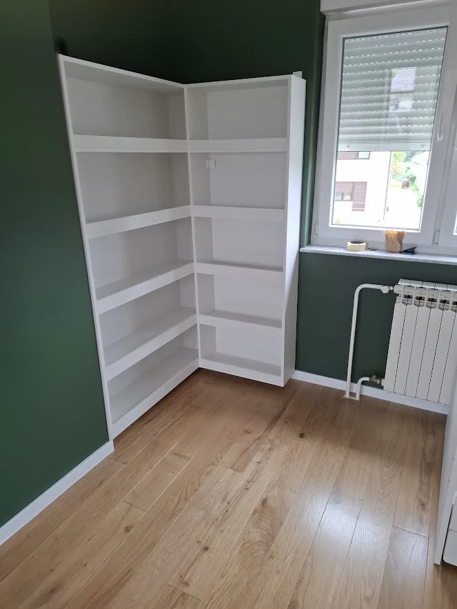 Ugaona polica po mjeri u bijeloj boji