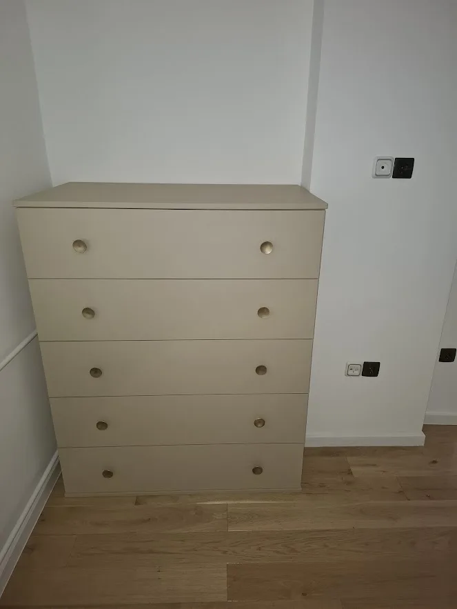 Komoda po mjeri s pet ladica