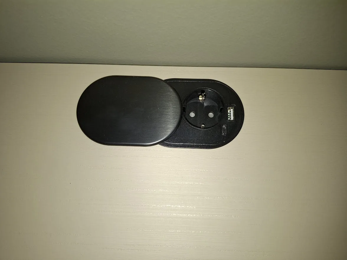 Detalj ugradbene utičnice u radnoj ploči