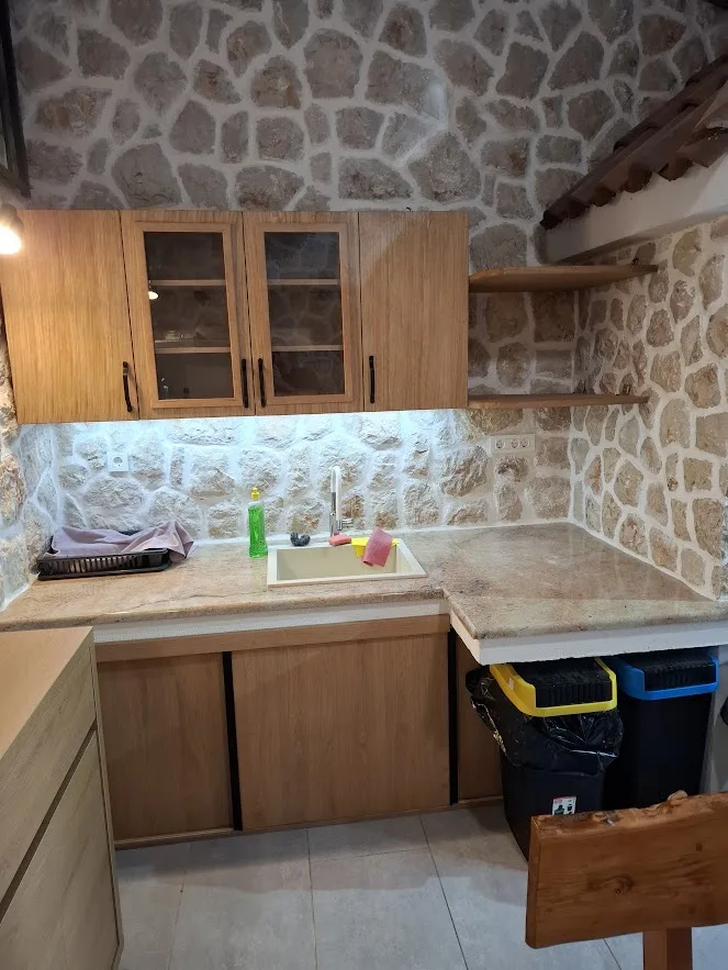 Kuhinja po mjeri u izradi uz zid od kamena