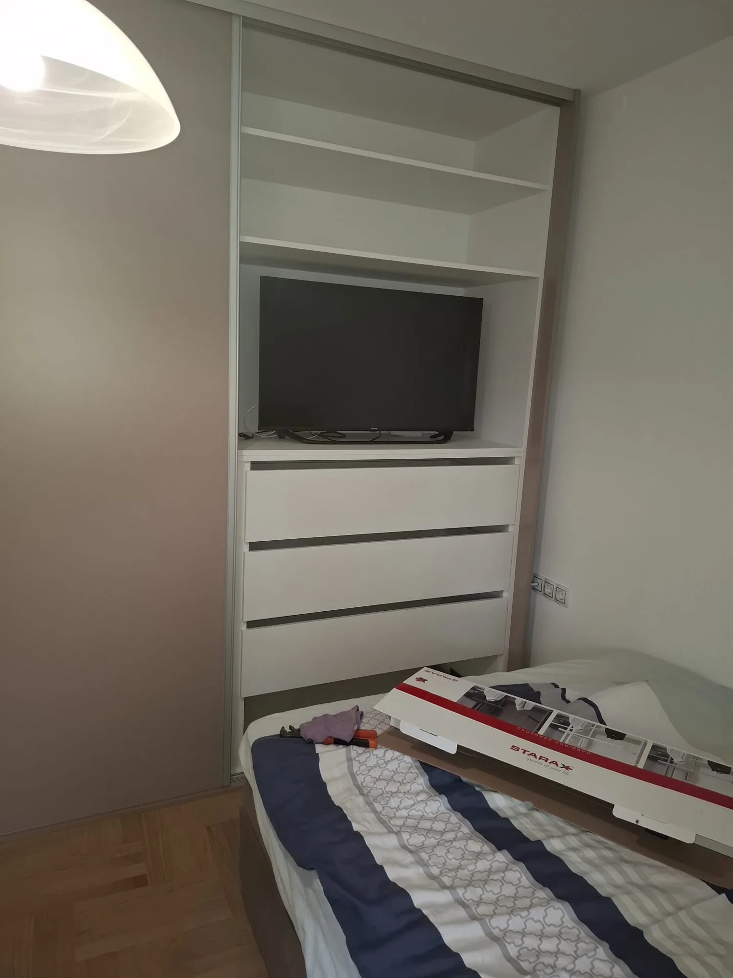 Ugradbeni ormar po mjeri s ladicama i prostorom za TV u spavaćoj sobi