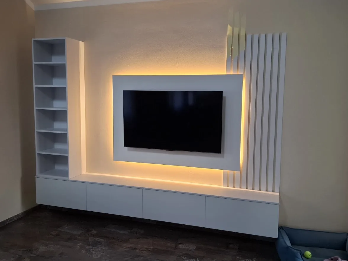 Bijeli TV zid po mjeri s indirektnom rasvjetom i policama